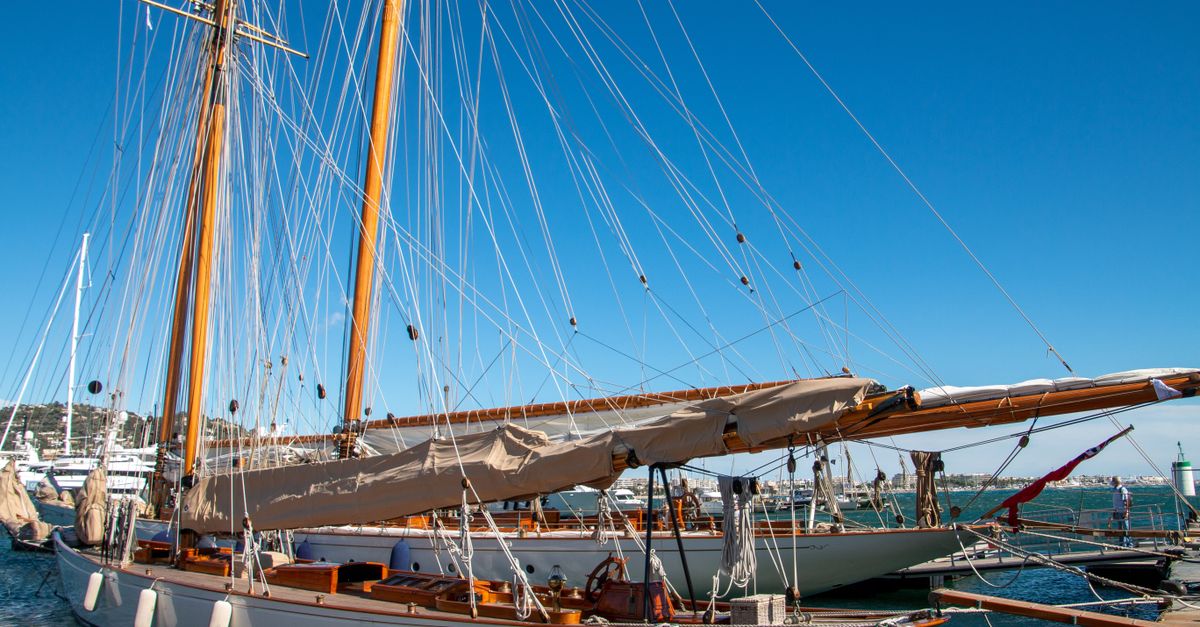Voiliers classiques amarrés dans un port